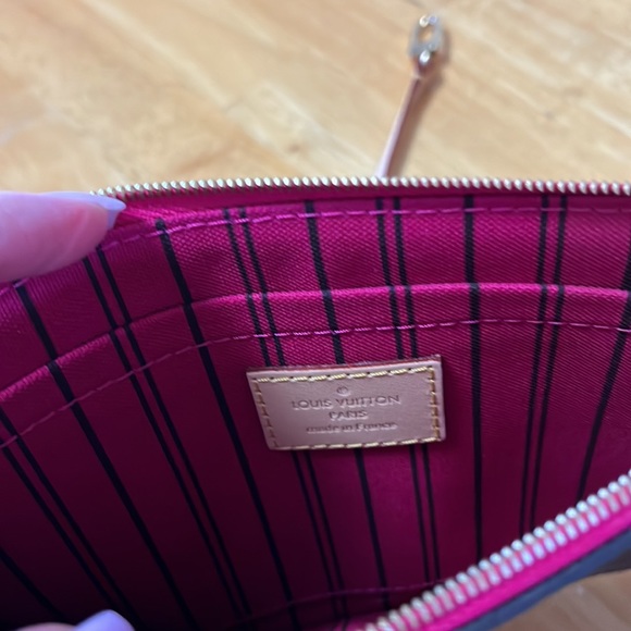 Authentic Luis Vuitton Neverfull Pouch in Peony New - Picture 4 of 5
